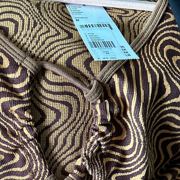 - Urban Outfitters NWT UO Dahlia Swirl Cut-Out Mini Dures - Picture 3 of 3